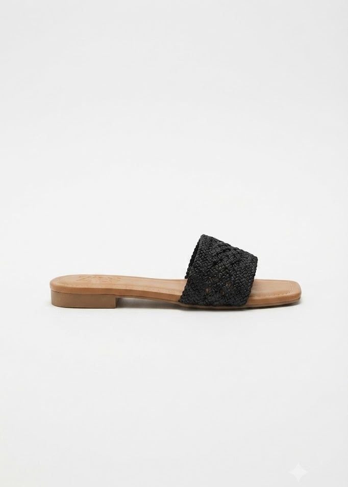 Cyra Slippers in Black
