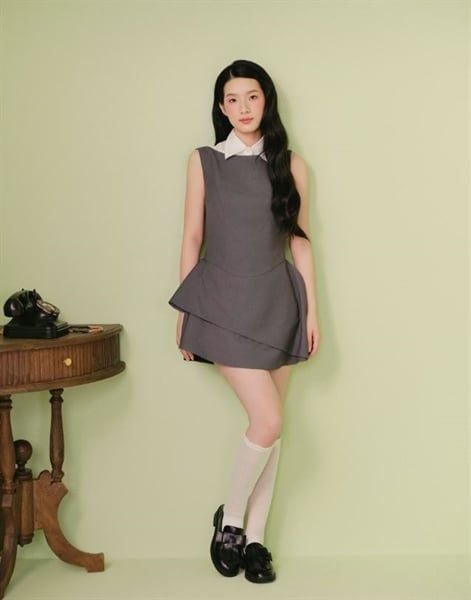 Váy dáng ngắn chiết eo cổ sơ mi Charcoal Layered Collar Sleeveless Mini Dress
