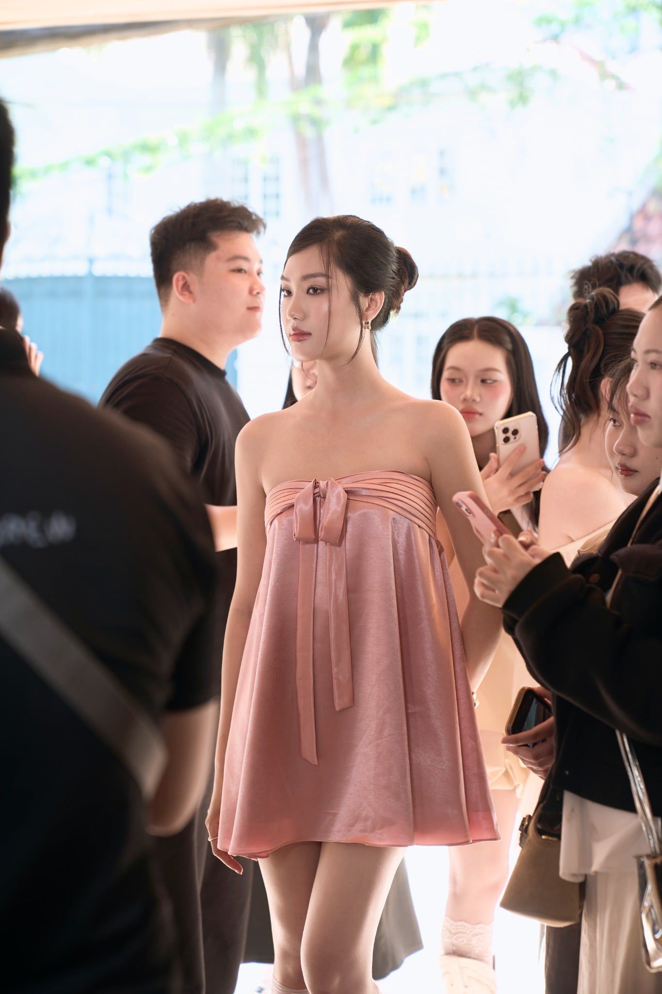 Váy cúp ngực lụa Pink Satin Bow Strapless Mini Dress