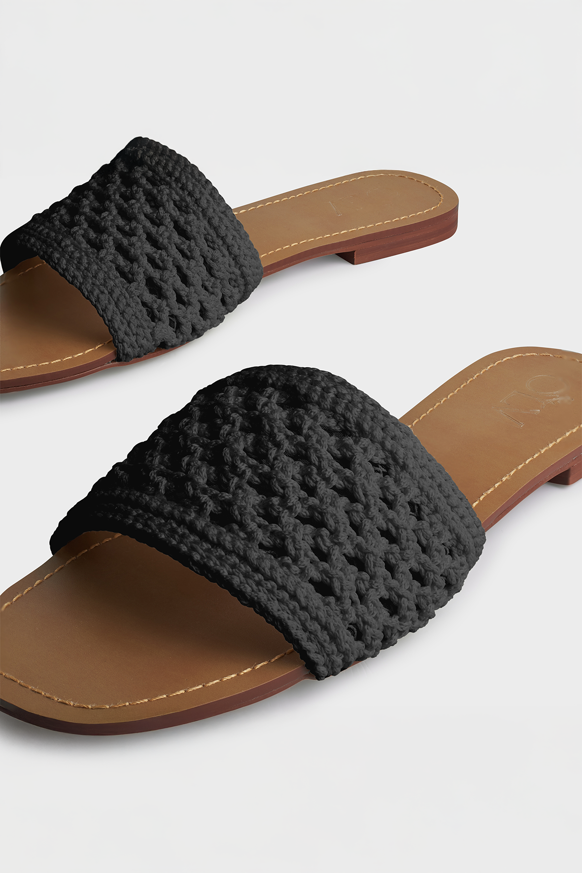 Cyra Slippers in Black