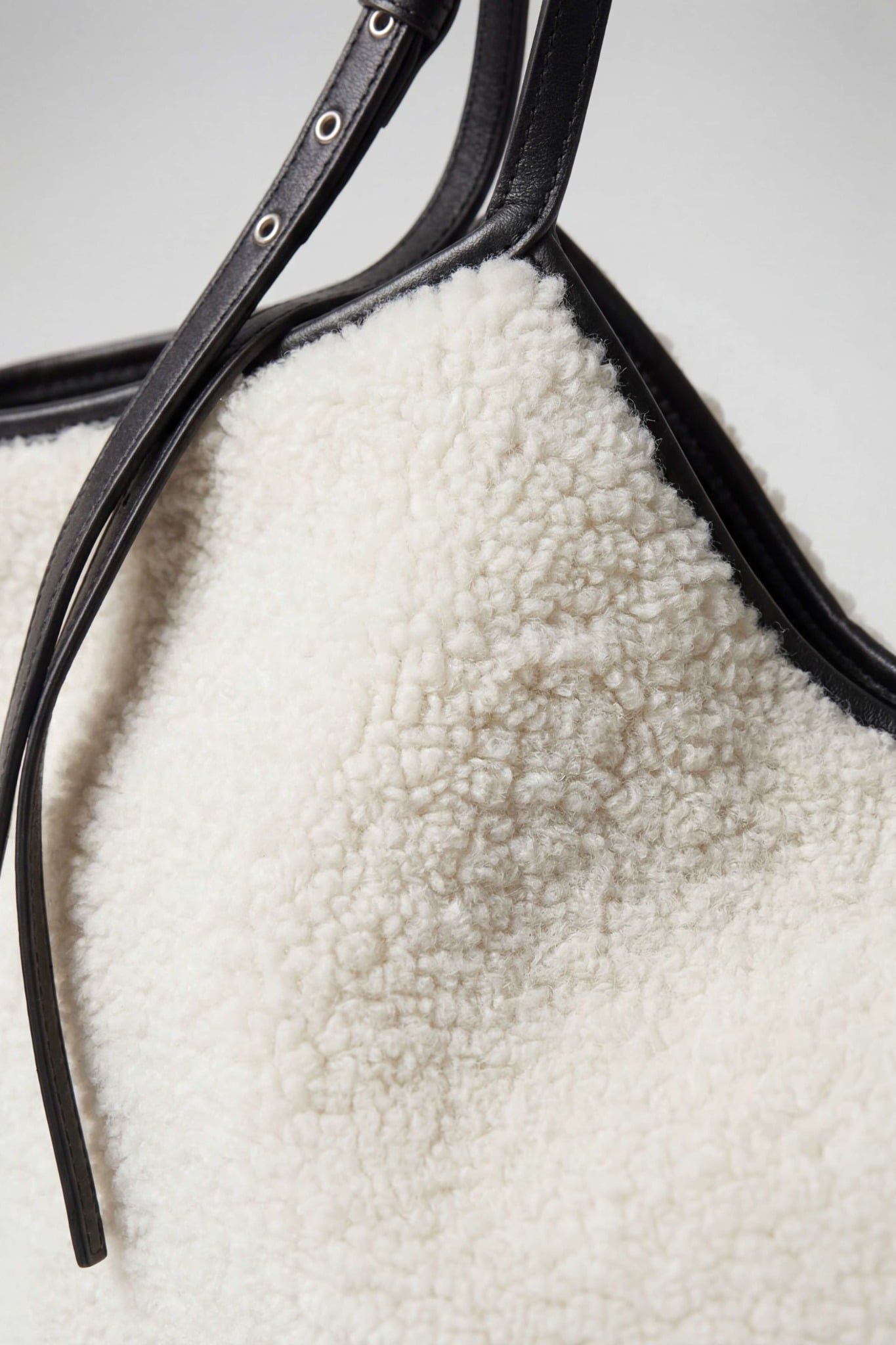 Túi đeo vai White Sherpa Shoulder Bag