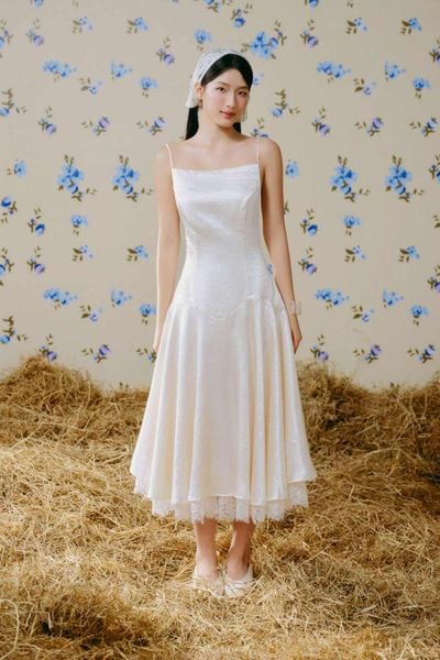  Váy lụa hai dây gấu ren Ivory Flared Hem Midi Dress 