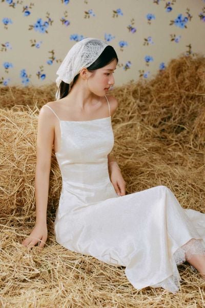  Váy lụa hai dây gấu ren Ivory Flared Hem Midi Dress 