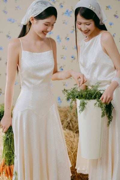  Set áo hai dây và chân váy Ivory Silky Odette Set 