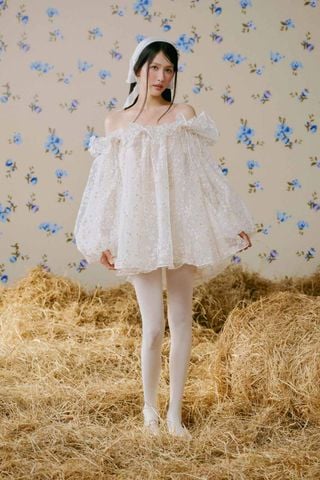Váy ren trễ vai Ivory Fleur Chiffon Off Shoulder Ruffled Puff Dress