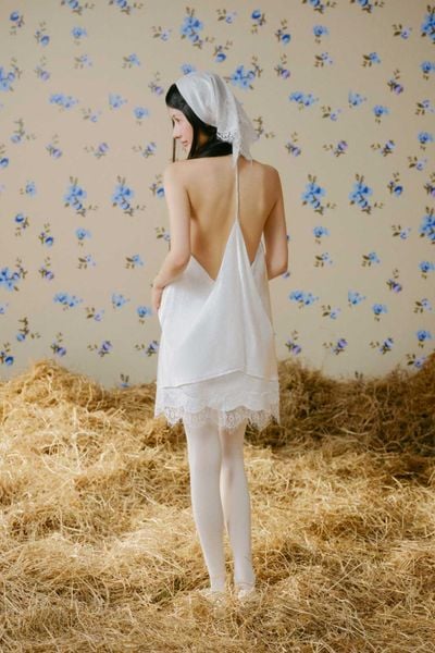  Áo lụa kiểu yếm Pearl Cowl Neck Silk Top 