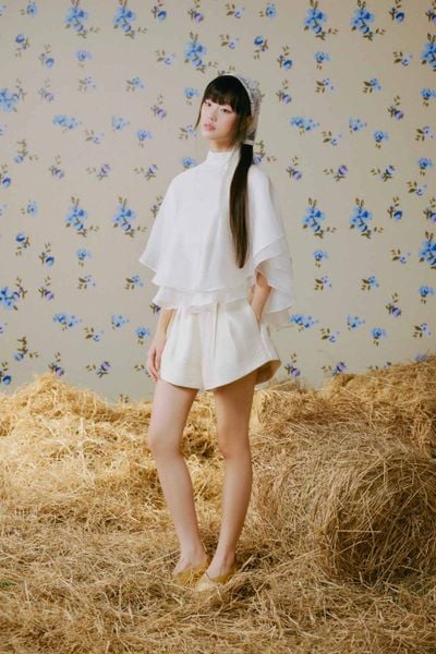  Áo cổ lọ cánh dơi White Silky High Neck Cape Top 