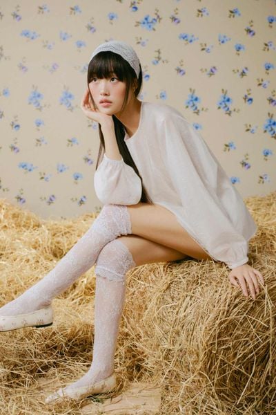  Áo tay dài lụa trơn tay dài White Gathered Neck Blouse 
