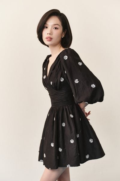  Đầm tay bồng cổ V Black Chiffon Floral V Neck Mini Dress 