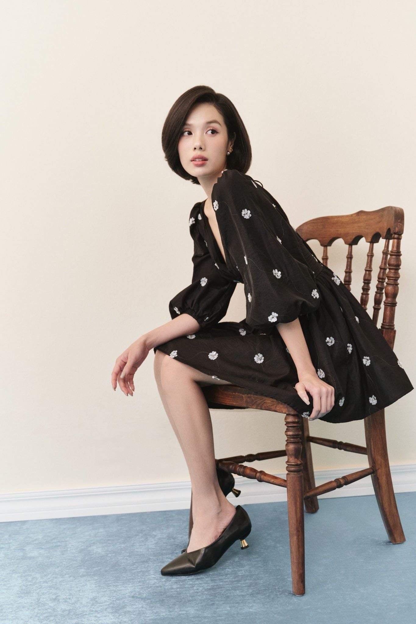 Đầm tay bồng cổ V Black Chiffon Floral V Neck Mini Dress