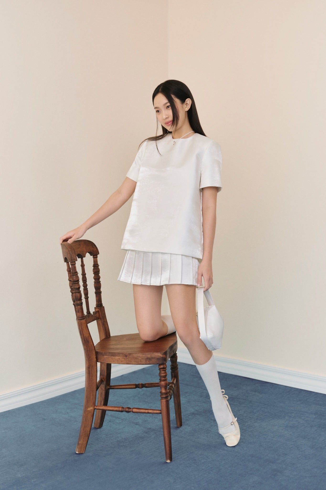 Đầm suông White Tafta Pleated Mini Set