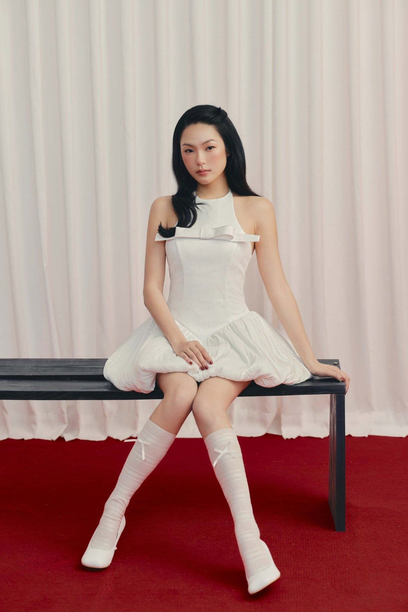 Váy tiệc mini cổ yếm White Bowy Halter Puff Mini Dress