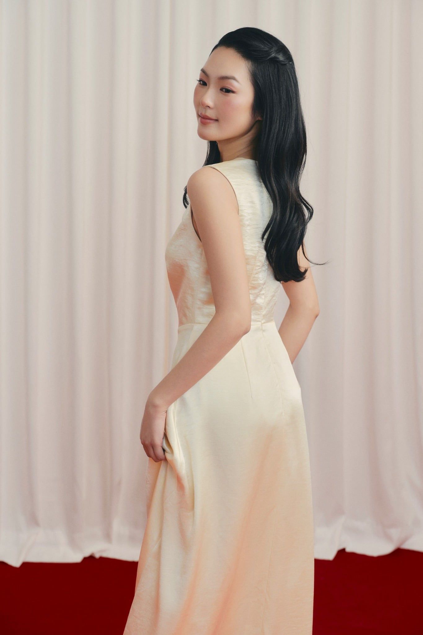 Váy tiệc xoắn ngực Cream Silky Twisted Dress