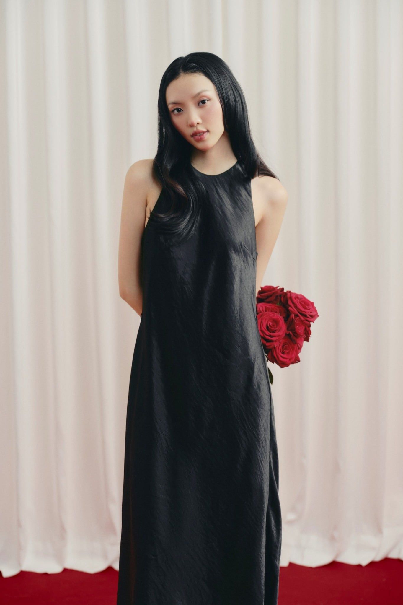 Đầm lụa cổ yếm Silky Halter Dress	nhiều màu