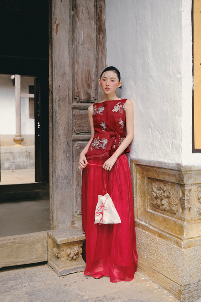  Áo cổ thuyền chiếc eo Red Embroidered Tie Top 