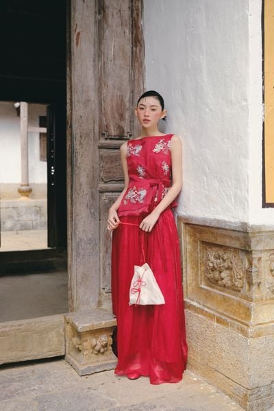  Áo cổ thuyền chiếc eo Red Embroidered Tie Top 