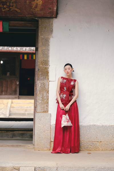  Áo cổ thuyền chiếc eo Red Embroidered Tie Top 