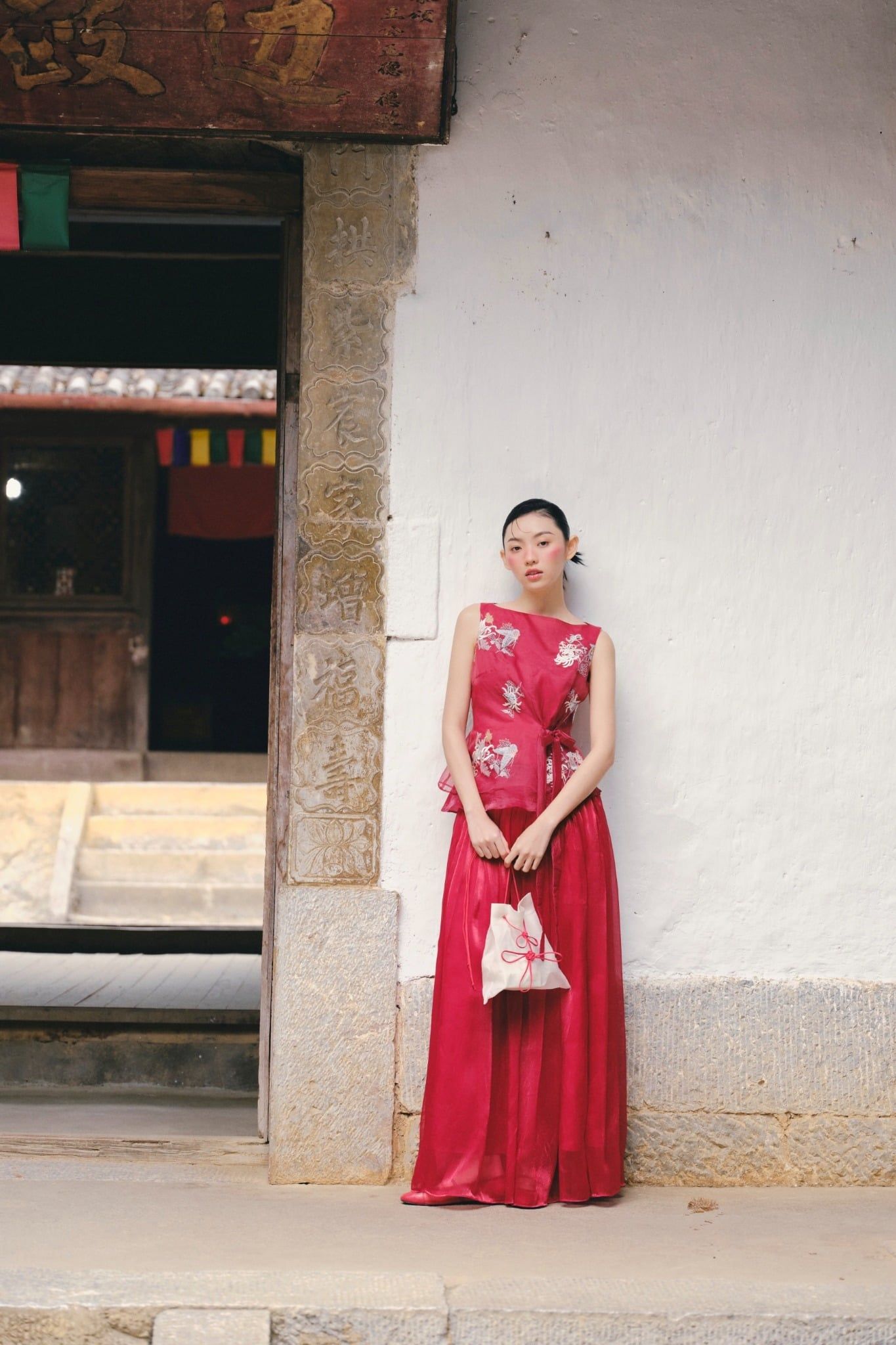 Áo cổ thuyền chiếc eo Red Embroidered Tie Top