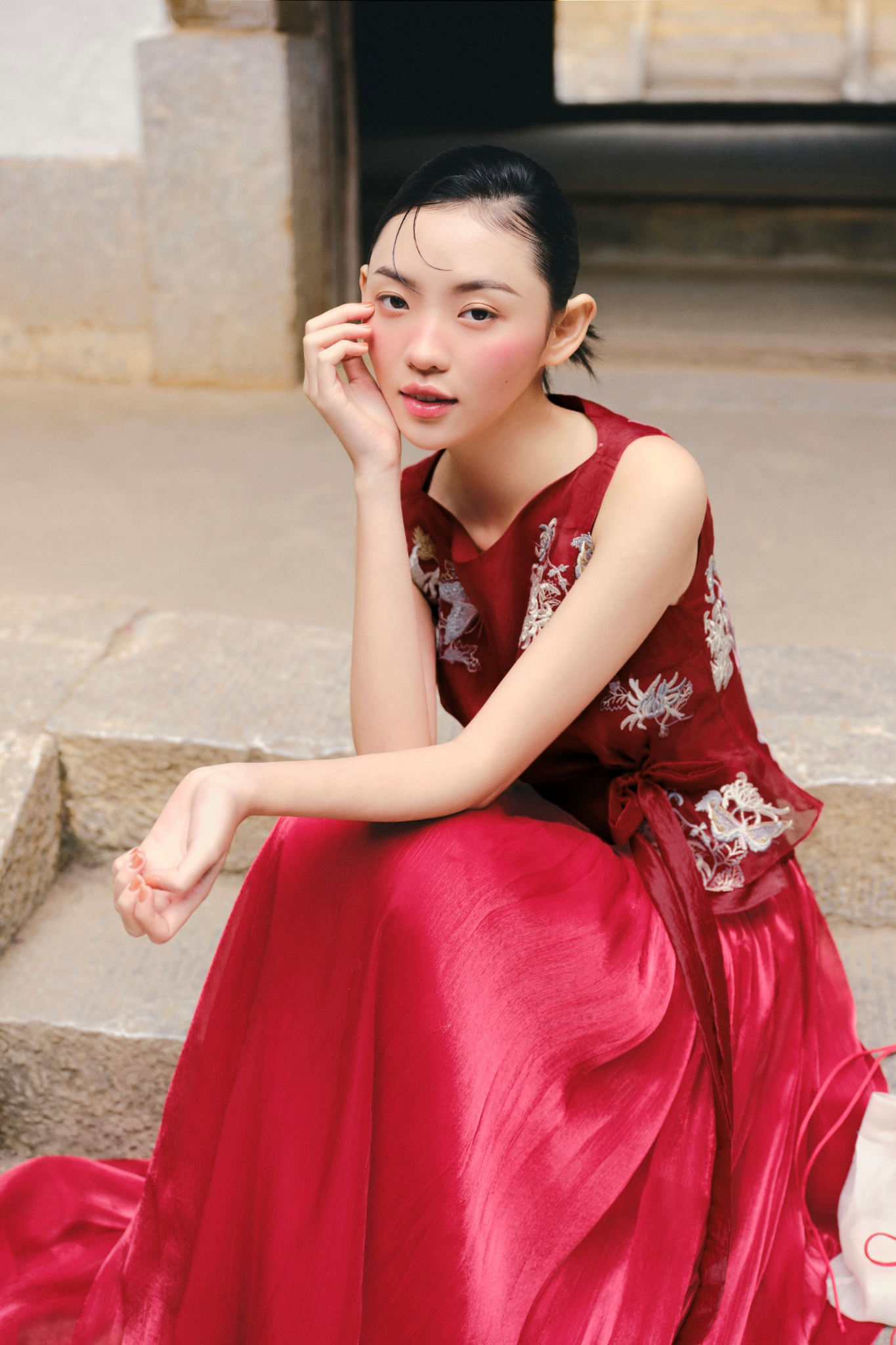 Áo cổ thuyền chiếc eo Red Embroidered Tie Top