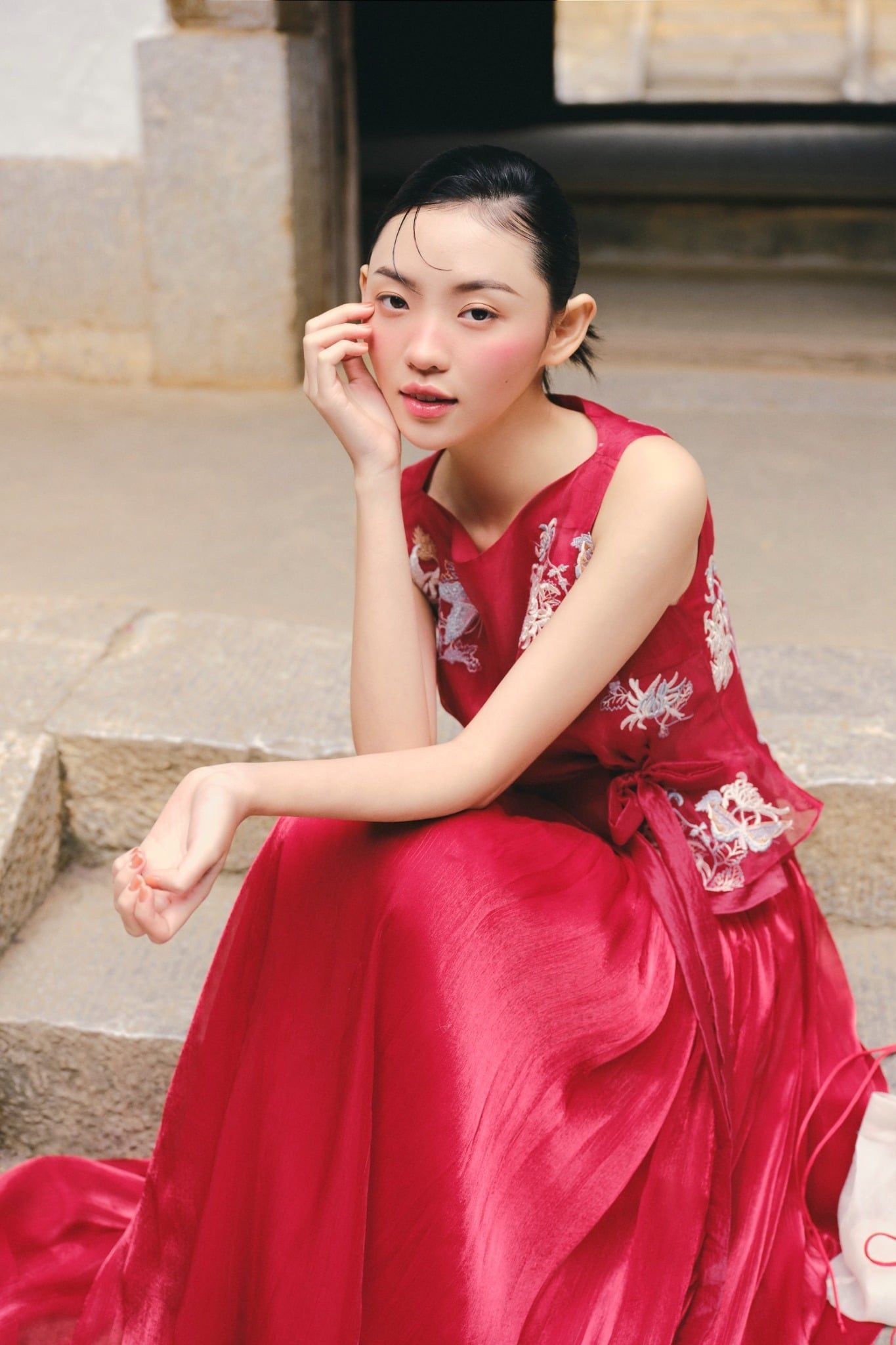 Áo cổ thuyền chiếc eo Red Embroidered Tie Top