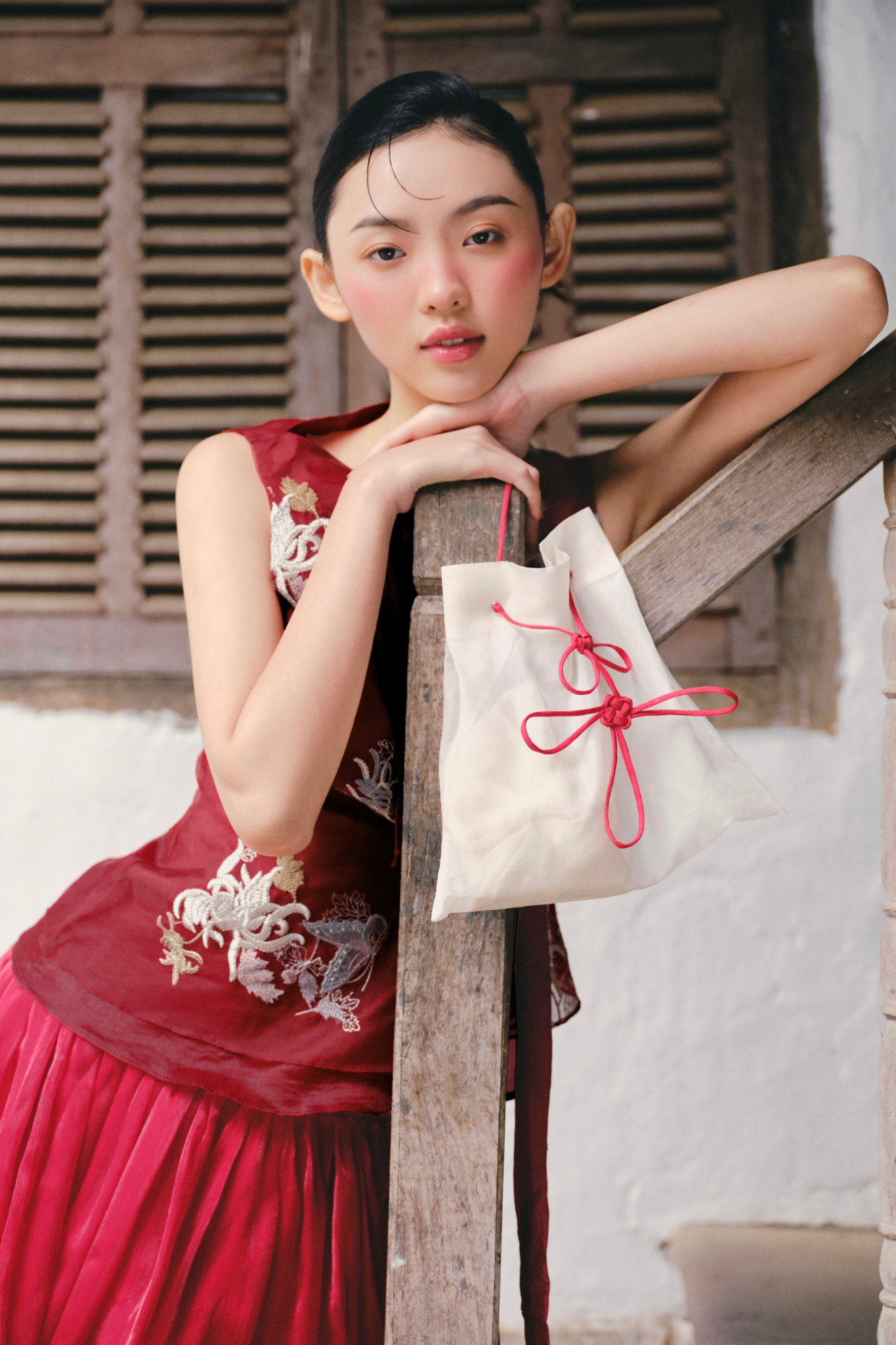 Áo cổ thuyền chiếc eo Red Embroidered Tie Top