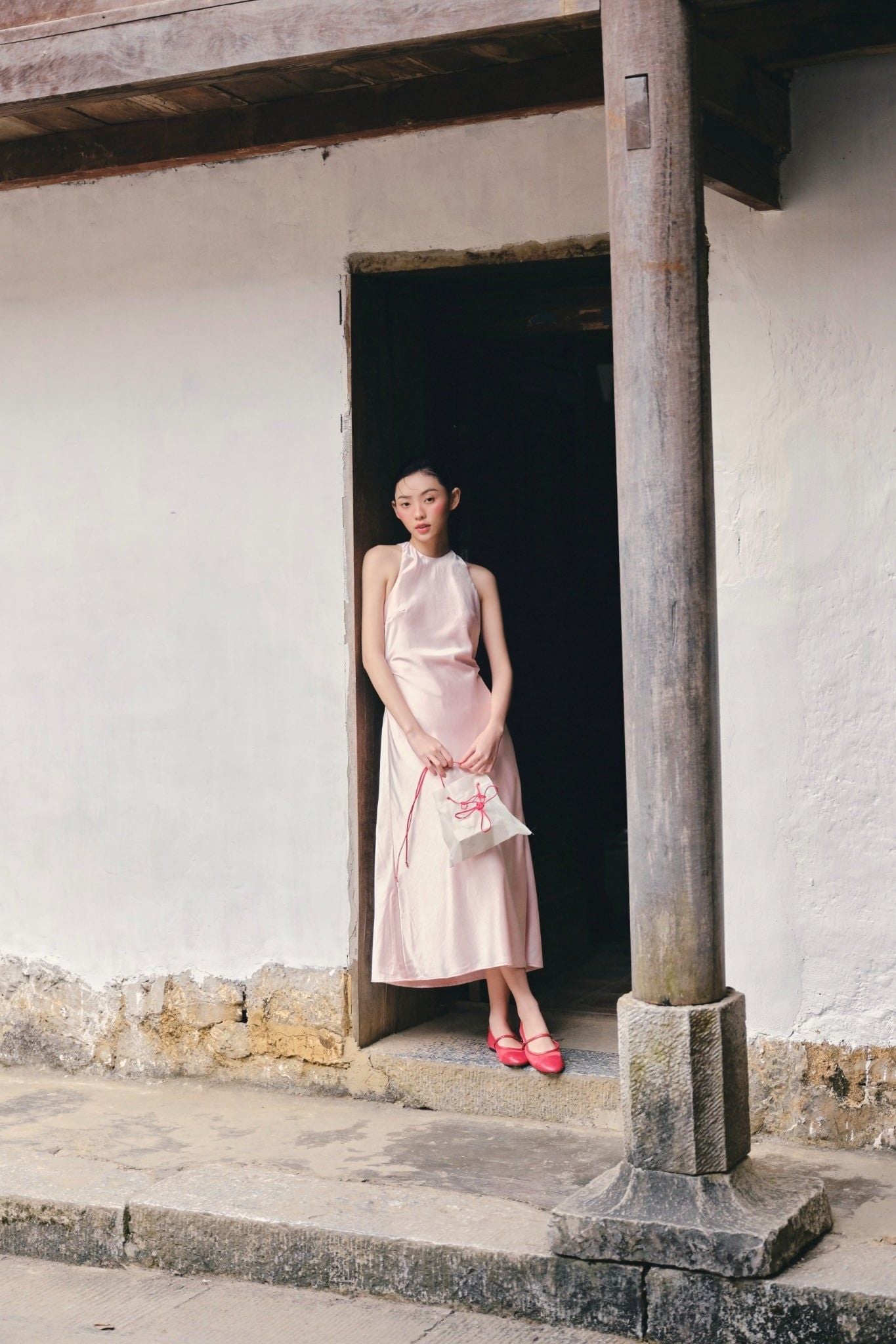 Đầm lụa cổ yếm Silky Halter Dress	nhiều màu