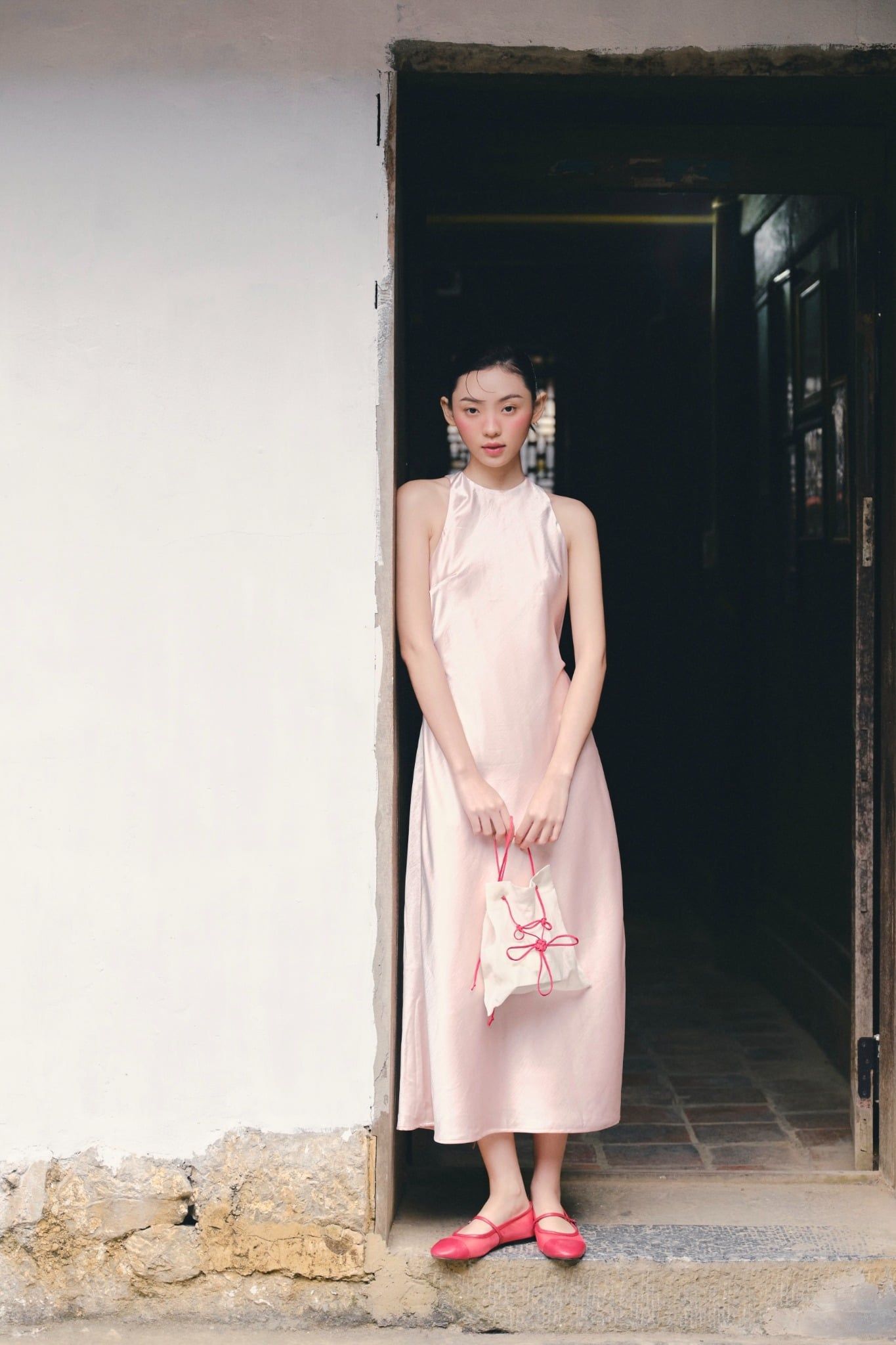 Đầm lụa cổ yếm Silky Halter Dress	nhiều màu