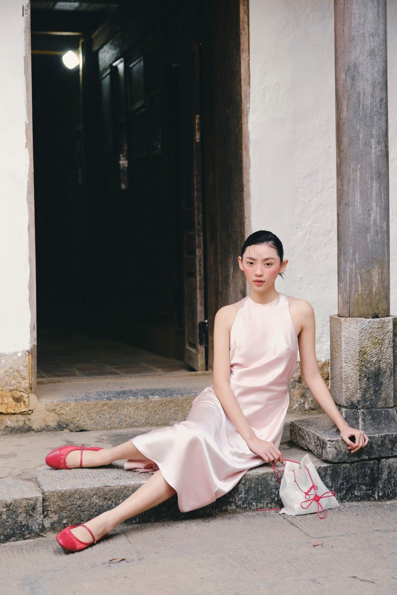 Đầm lụa cổ yếm Silky Halter Dress	nhiều màu