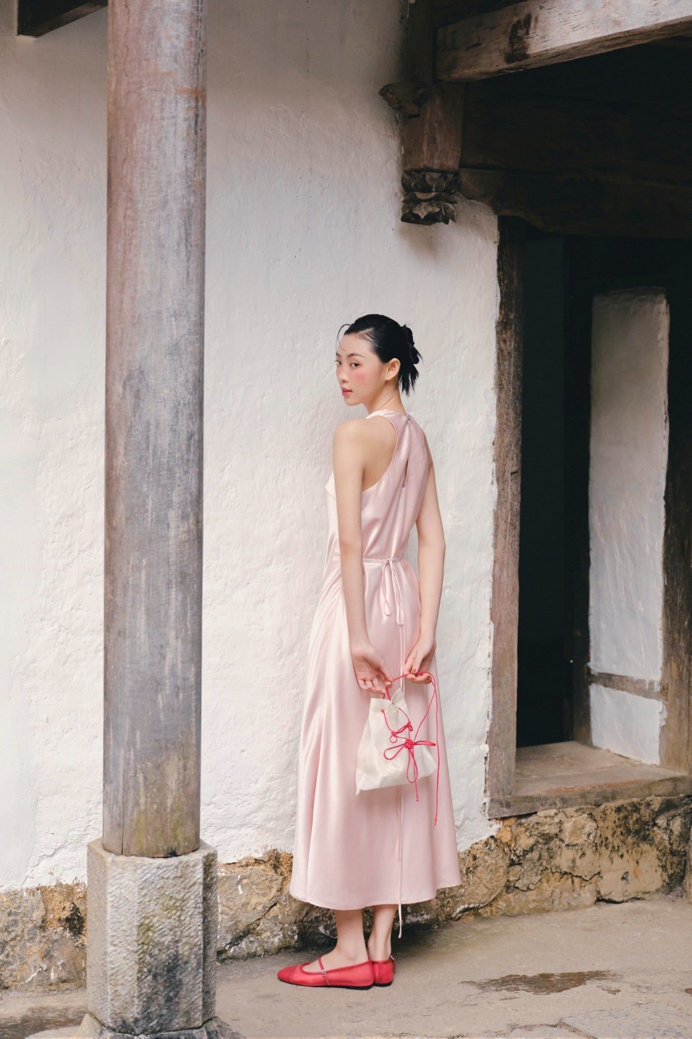 Đầm lụa cổ yếm Silky Halter Dress	nhiều màu