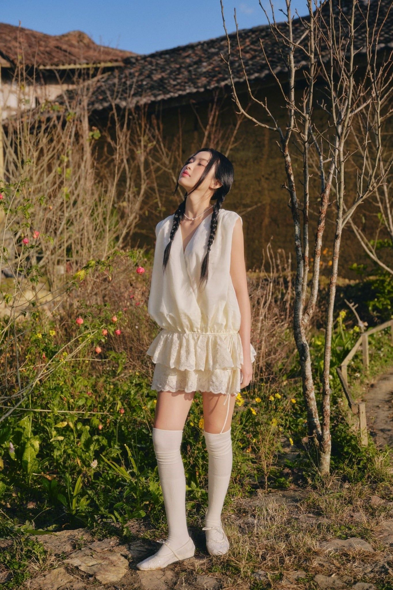 Set áo và chân váy Ivory Chiffon Vneck Ruffled Set