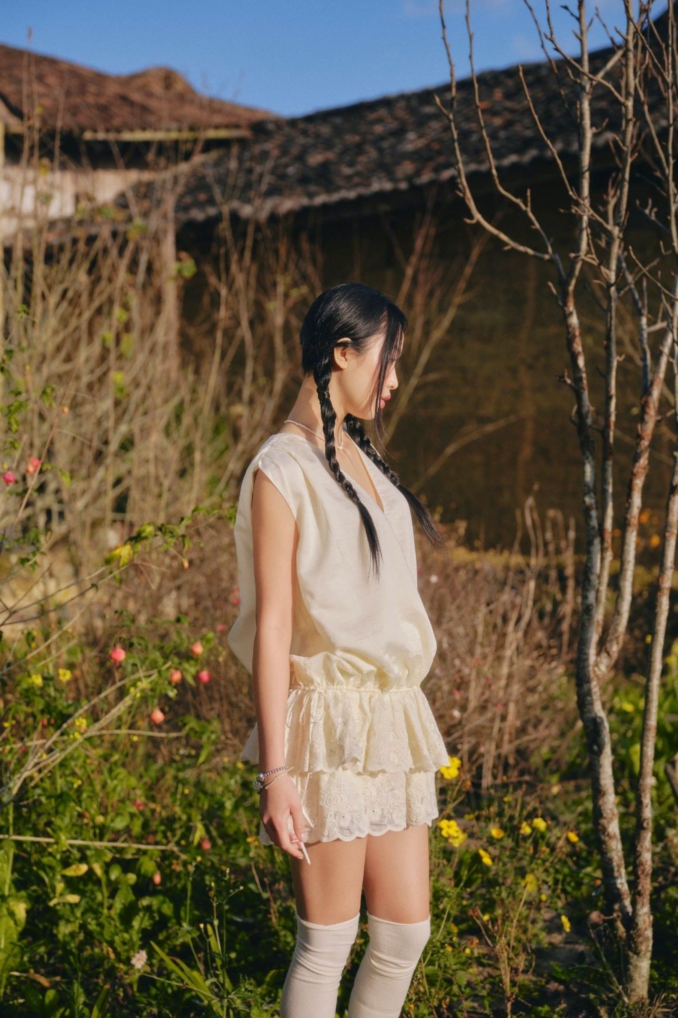 Set áo và chân váy Ivory Chiffon Vneck Ruffled Set
