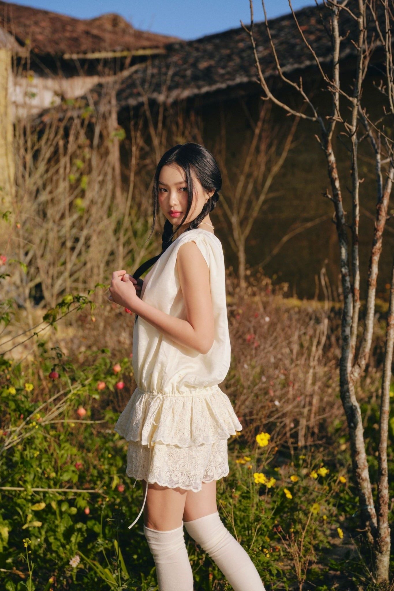 Set áo và chân váy Ivory Chiffon Vneck Ruffled Set