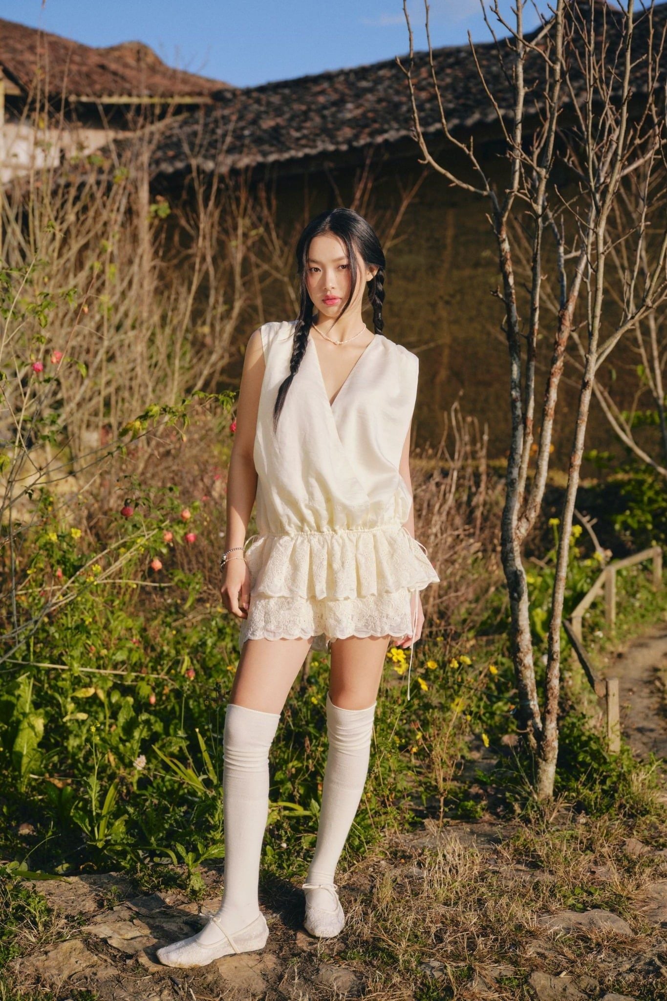 Set áo và chân váy Ivory Chiffon Vneck Ruffled Set