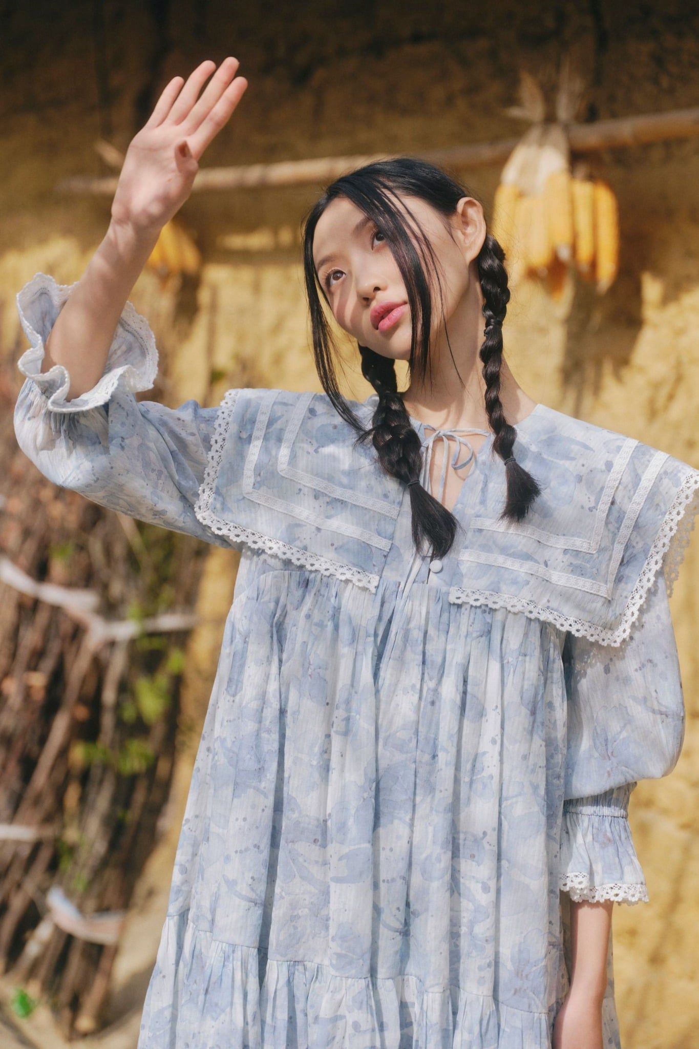 Váy hoa dáng suông Blue Fleur Cotton Collared Ruffled Dress