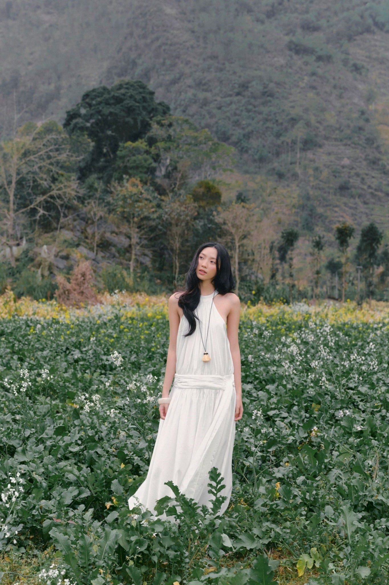 Váy maxi White Halter Gathered Maxi Dress