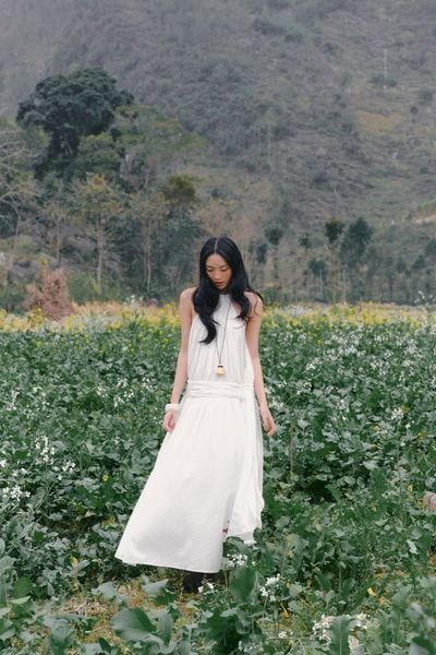  Váy maxi White Halter Gathered Maxi Dress 