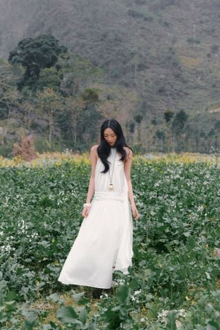 Váy maxi White Halter Gathered Maxi Dress