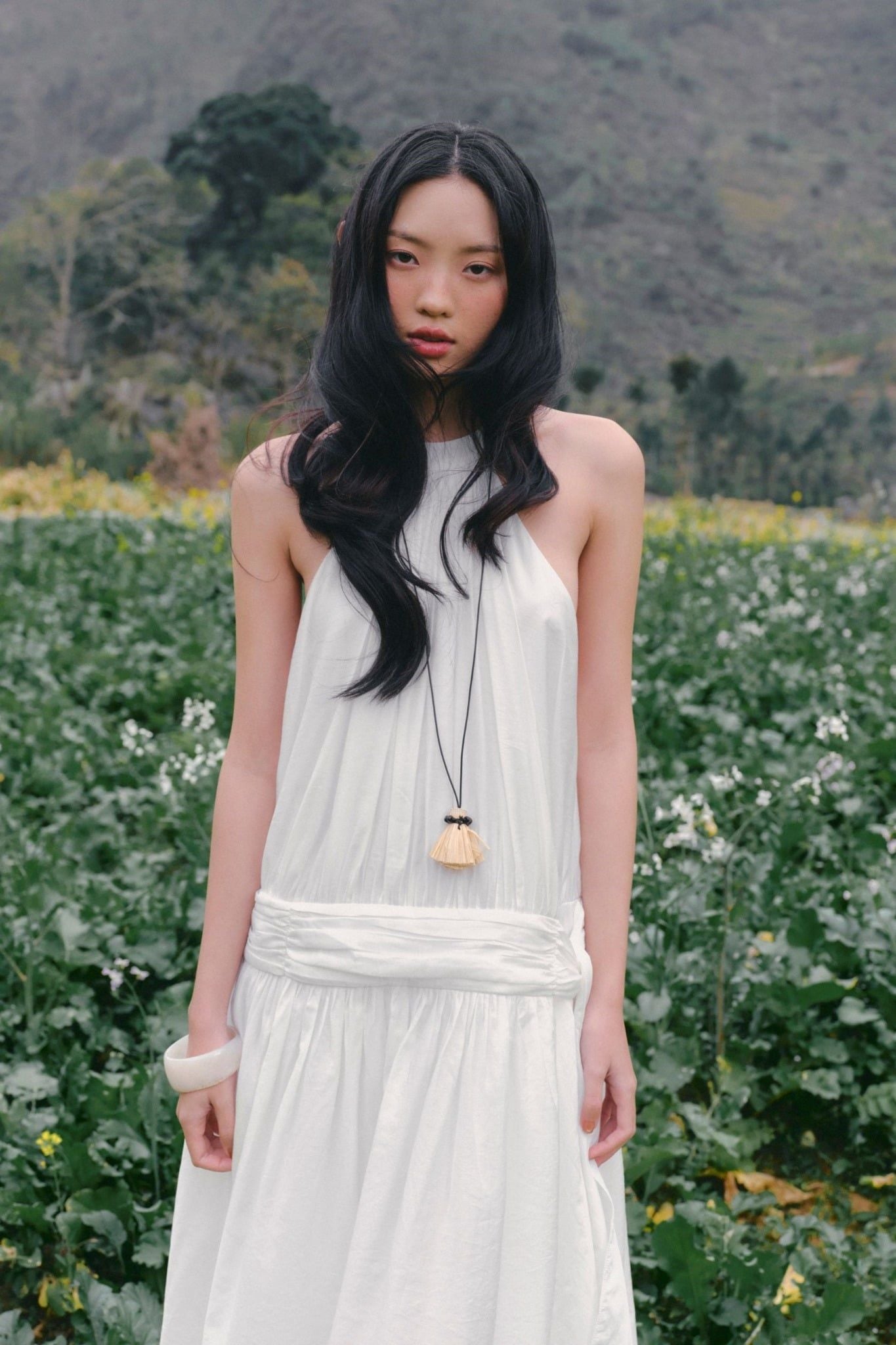 Váy maxi White Halter Gathered Maxi Dress