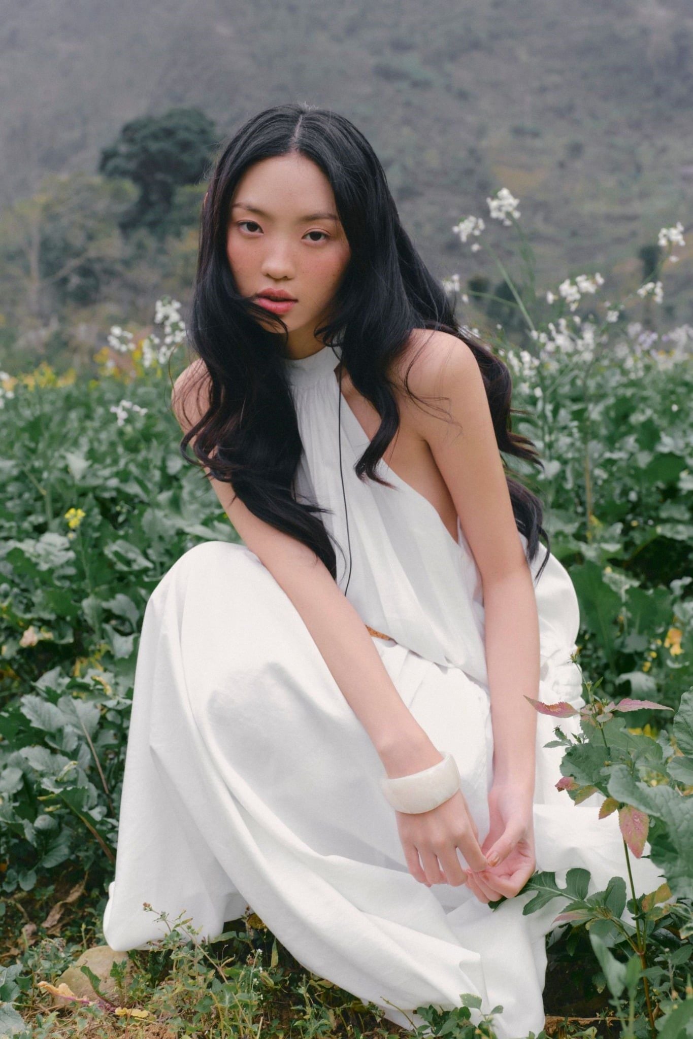 Váy maxi White Halter Gathered Maxi Dress