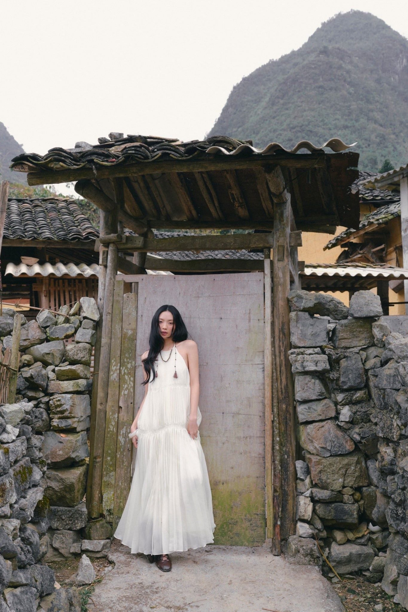 Váy maxi dáng yếm Cream Chiffon Halter Neck Tiered Maxi Dress