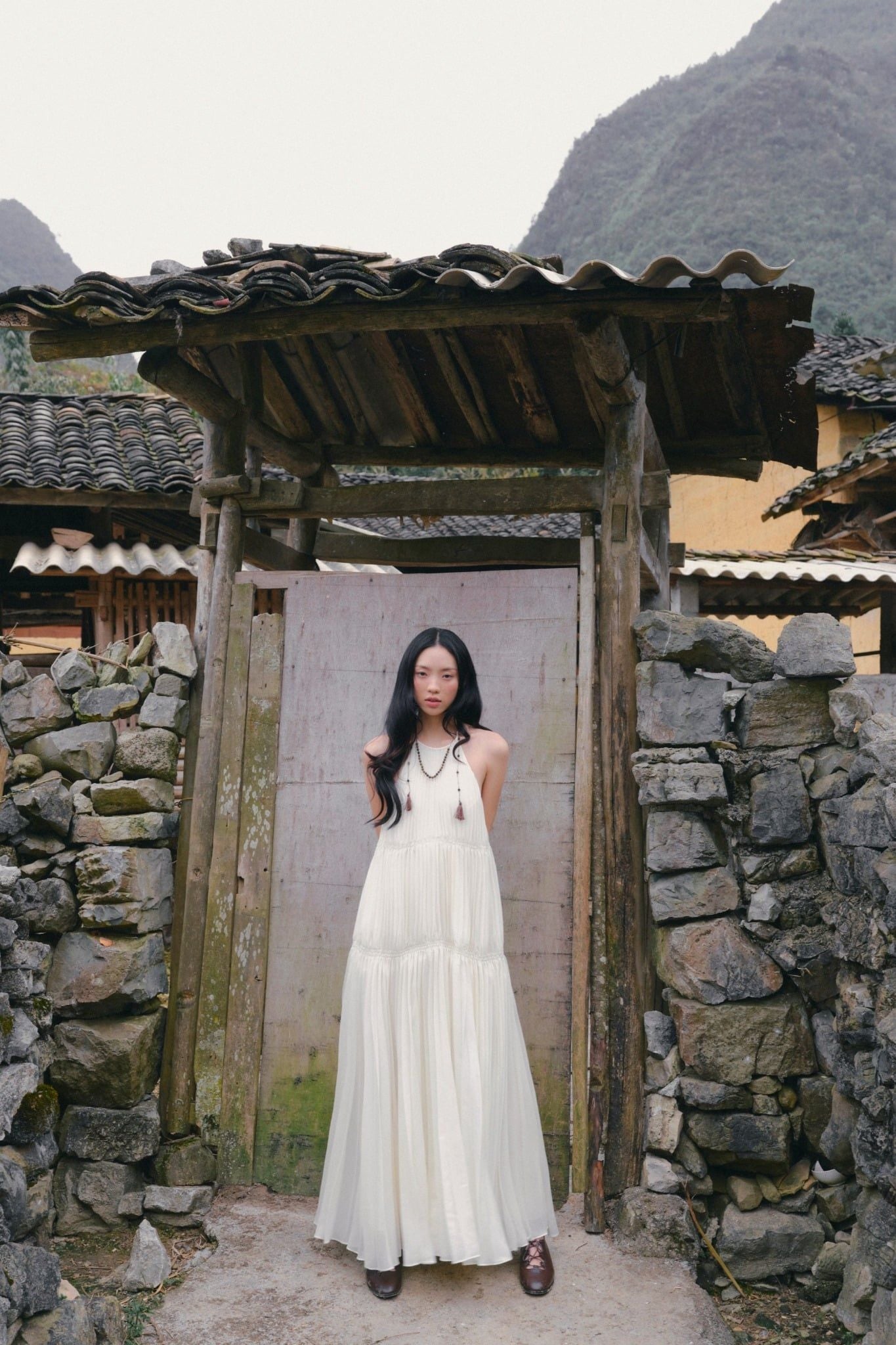 Váy maxi dáng yếm Cream Chiffon Halter Neck Tiered Maxi Dress