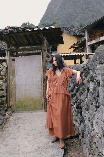  Váy maxi Brown V Neck Ruffle Maxi Dress 