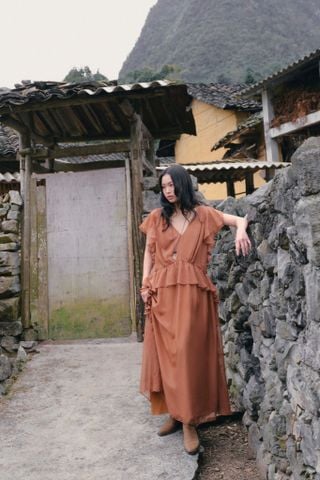 Váy maxi Brown V Neck Ruffle Maxi Dress