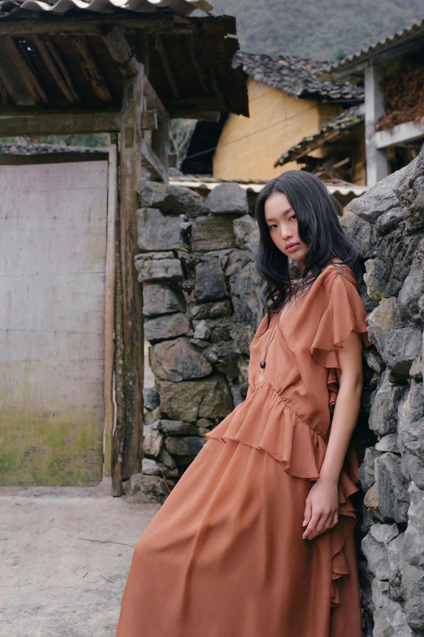 Váy maxi Brown V Neck Ruffle Maxi Dress