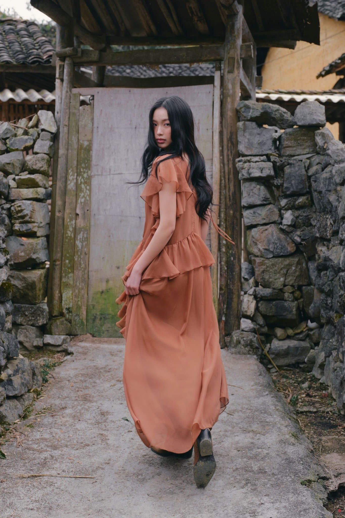 Váy maxi Brown V Neck Ruffle Maxi Dress