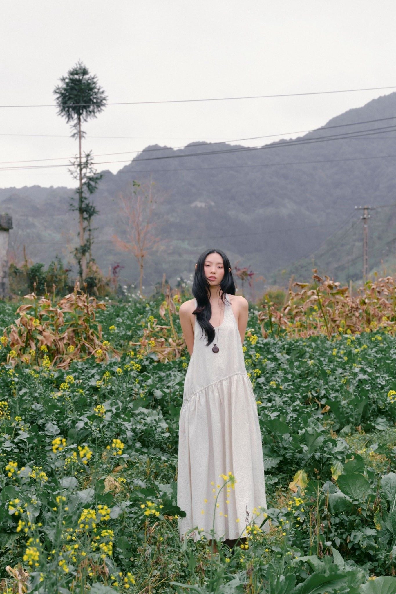Váy maxi White Round Neck Tiered Maxi Dress