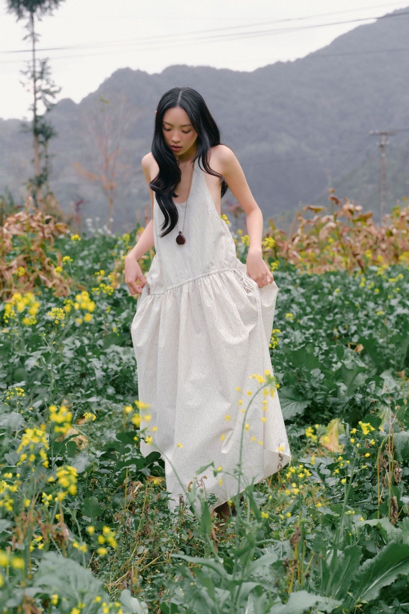 Váy maxi White Round Neck Tiered Maxi Dress