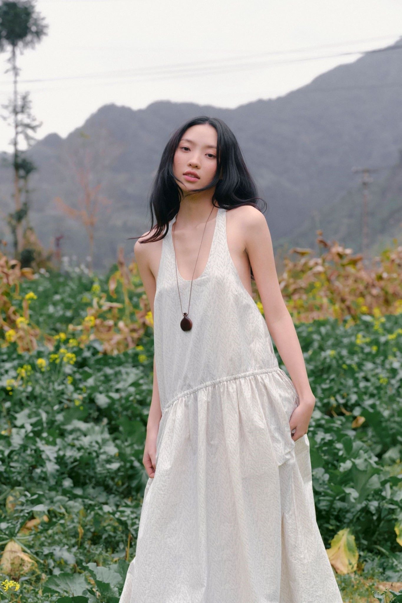 Váy maxi White Round Neck Tiered Maxi Dress