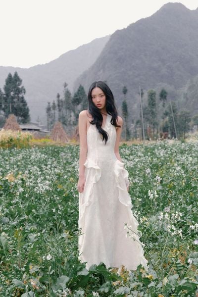  Váy maxi Ivory Halter Neck Ruffle Maxi Dress 