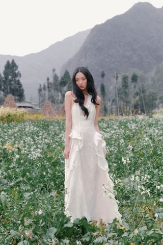 Váy maxi Ivory Halter Neck Ruffle Maxi Dress